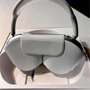 AirPod Maxs used functional clean sounds great no problems with them